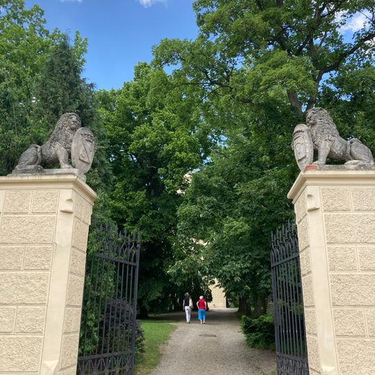 Sochy lvů na bráně k zámku Chyše