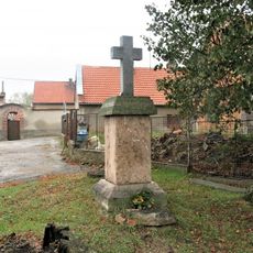 Kříž na rozcestí u domu 41 v Mezouni