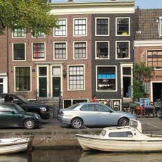 Huis met gevel onder rechte lijst