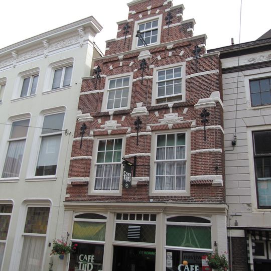 Pand met rijk versierde renaissance trapgevel, gedateerd in cartouche boven het rechter venster van de eerste verdieping