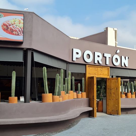Portón Plaza Universidad