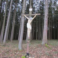 Dřevěný kříž v lese Bělá u cesty mezi Červenou Řečicí a Rovnou