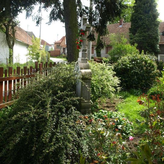 Kříž u č.p. 28 ve Skleném nad Oslavou