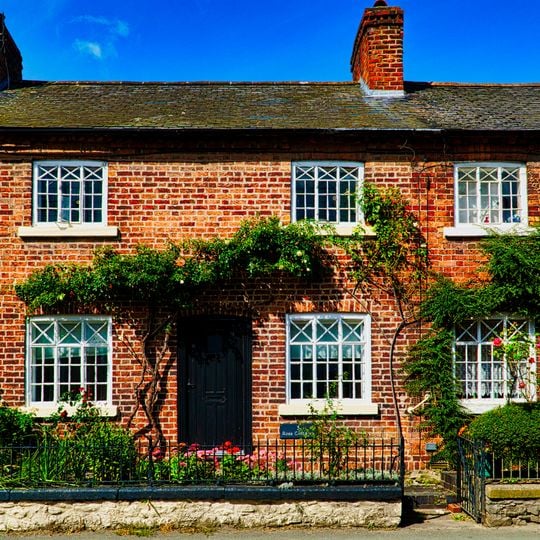 No. 3, Rose Cottages, with walled and railed forecourt