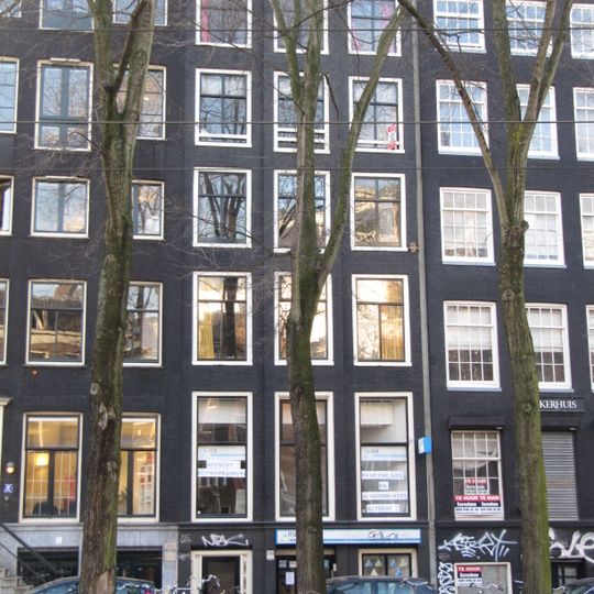 Pand met gevel onder rechte lijst met consoles