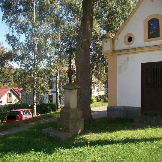 Kříž před kaplí v Brdu