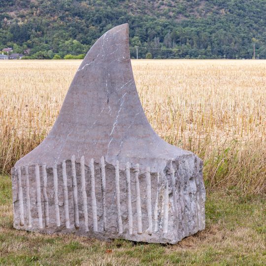 Plastika Žralok červený na Cestě mramoru v Dobřichovicích