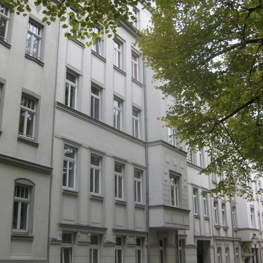 Mietshaus in geschlossener Bebauung Sebastian-Bach-Straße 18