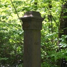 Grenspaal de Wittenburg, met inscriptie H.M.S., verwijzend naar jhr. Helenus Marius Speelman, die in 1899 het kasteel kocht.