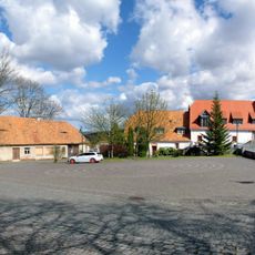 Nördlicher und östlicher Wirtschaftsflügel des Wirtschaftshofes (Einzeldenkmal zu ID-Nr. 09303914) Am Park 1