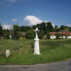 Kříž na křižovatce v Honezovicích