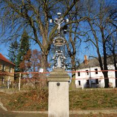 Kříž před kostelem v Chrášťanech