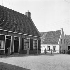 Pand tussen topgevels onder zadeldak samen met de nrs. 3 en 7