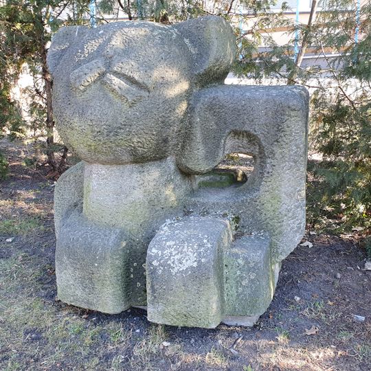 Umělecká plastika kočky před Dětským denním rehabilitačním stacionářem v Hradci Králové