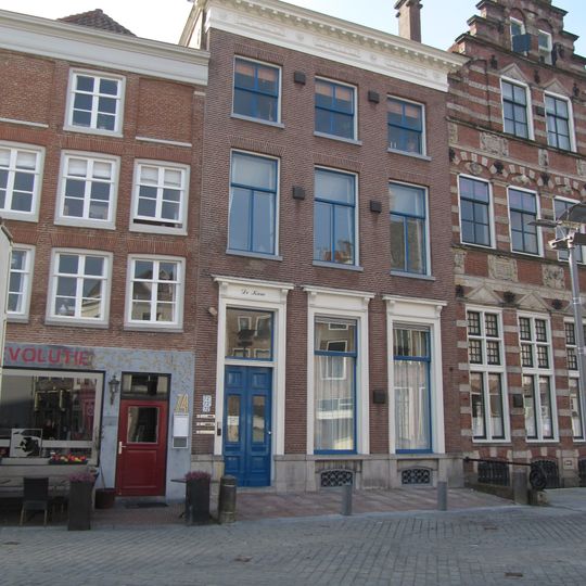 Pand met lijstgevel met bewerkte kroonlijst