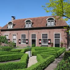 Behorende tot serie van 5 blokken van dienstwoningen