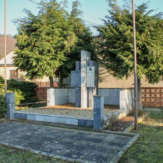 Pomník padlým ve Veleboři u kaple