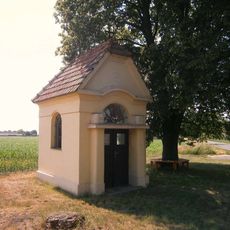 Kaplička na rozcestí u Duban