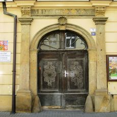 Portál domu Partyzánská 1