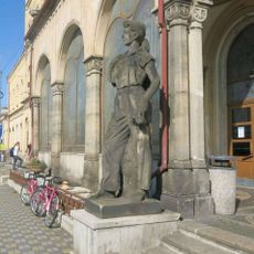Socha dělnice u budovy nádraží v Teplicích