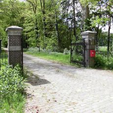 Dennenburg: Inrijhek