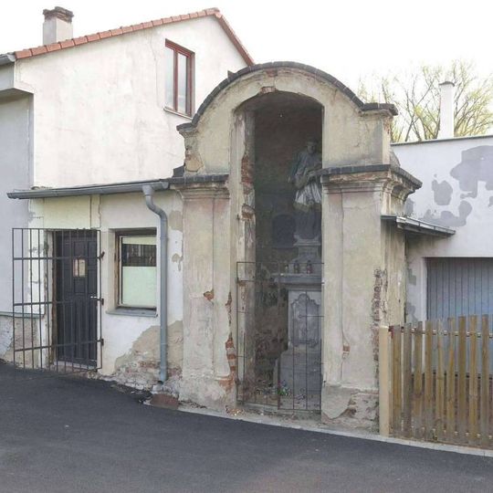 Výklenková kaple se sochou sv. Jana Nepomuckého