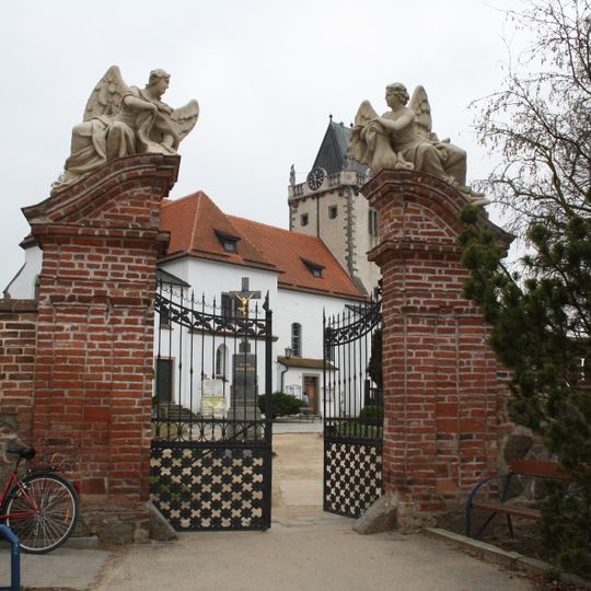 Ohradní zeď s bránou u kostela v Budišově