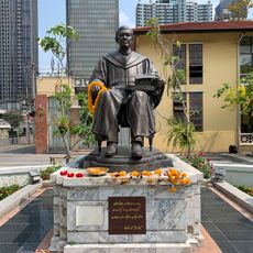 Statue of Saroj Buasri, Srinakharinwirot University