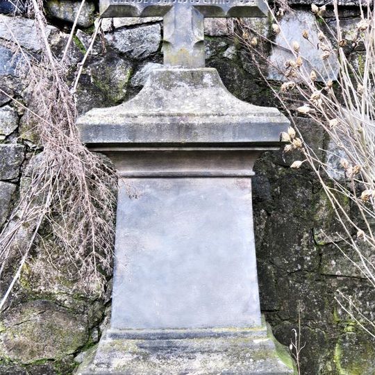 Kříž v zahradě domu 12 v Olešnici