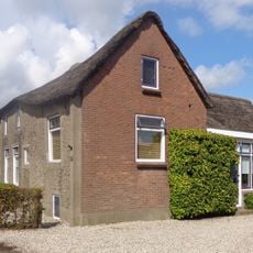 Boerderij, langhuis met haaks erop vleugel met vernieuwde topgevel eindigend, gepleisterd, opkamer