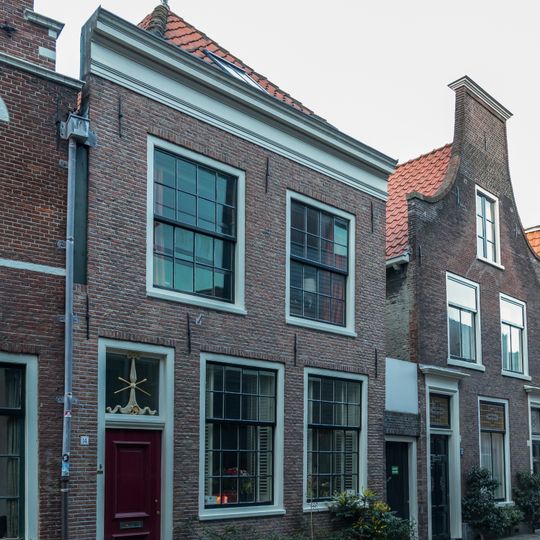 Pand met gepleisterde lijstgevel