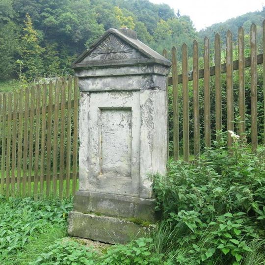 Podstavec ulomeného kříže u silnice z Lhoty pod Pannou do Byňova