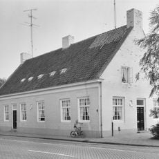 Dorpswoningen onder zadeldak tussen zij-topgevels