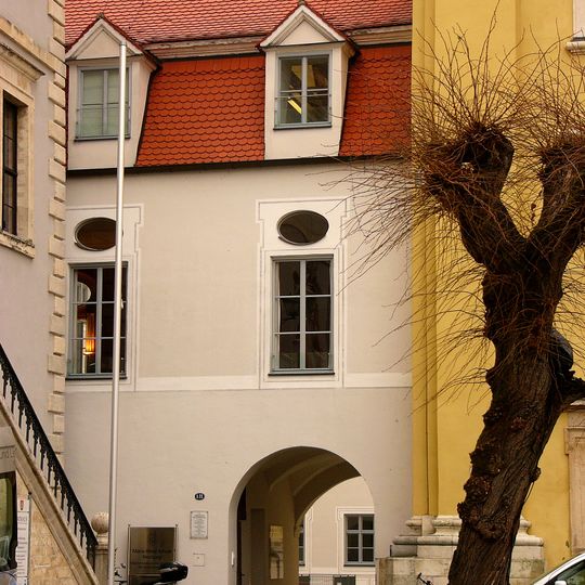 Ehemaliges Jesuitenkolleg, ab 1847 Institut der Englischen Fräulein, jetzt Mädchenrealschule