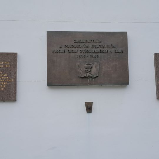 Pamětní deska prvním přednostům ústavů a klinik na Veterinární universitě v Brně