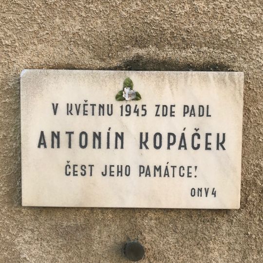 Pamětní deska Antonína Kopáčka v Hanusově ulici v Praze
