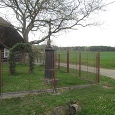 Kříž v Horních Příkosicích v zahradě