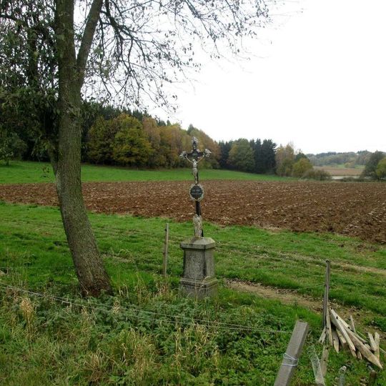 Kříž severovýchodně od Bezděkova u pastvin