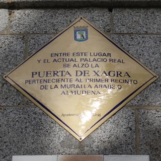 Commemorative plaque to the Puerta de la Sagra, Madrid
