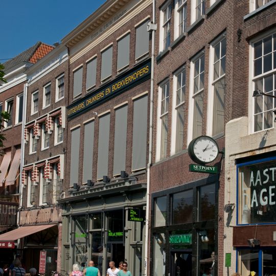 Pand met gevel met rechte kroonlijst en jongere onderpui