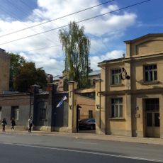 Administratīvi saimnieciska ēka ar vārtu mūri