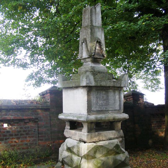 D. cmentarz przy kościele, z czterema nagrobkami