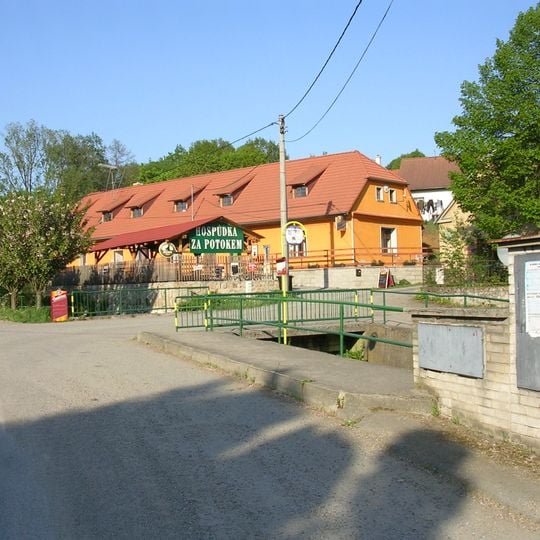 Mostek u autobusové zastávky Petroupim