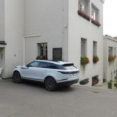 Pamětní deska tajné věznice gestapa na domě Dykova 50/20 na Vinohradech