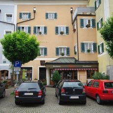 Ehemals Wohnhaus, jetzt Wohn- und Geschäftshaus