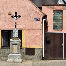 Kříž na rozcestí ulic Židovická a 9. května v Podluskách