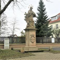 Socha svatého Jana Nepomuckého naproti zámku v Rožďalovicích