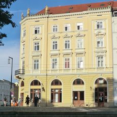 Wohn- und Geschäftshaus mit Läden in geschlossener Bebauung, Eckhaus Demianiplatz 3 (Obermarkt 11)