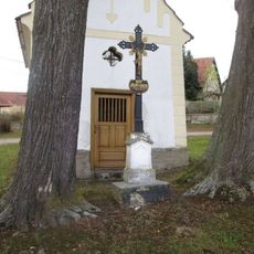 Kříž u kaple ve Vysoké Lhotě