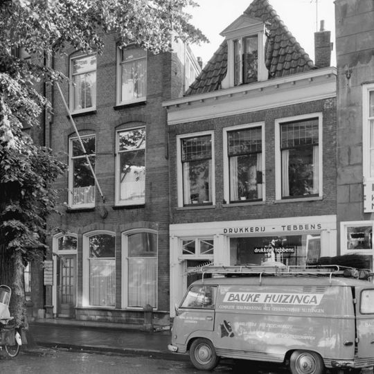 Pand met verdieping met geblokte kroonlijst onder voor afgeschuind zadeldak met dakkapel